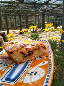 Un pezzo di torta seduto su un piatto di Il Frescale Country House a Tramonti