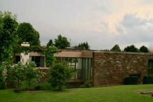 ein Backsteinhaus mit einer Steinmauer in der Unterkunft Room Art Lovers in Marmagen