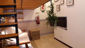 ein Wohnzimmer mit einem Kamin und einem TV in der Unterkunft Estudio T41 - Centro Historico in Lissabon
