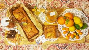 un vassoio di cibo con pane e frutta su un tavolo di Il Frescale Country House a Tramonti