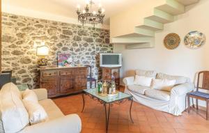 sala de estar con 2 sofás y TV en Dimora Villa Rita, en Acquavena