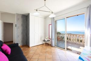 Observatoire في نيس: غرفة معيشة مع أريكة وإطلالة على المحيط