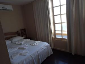 Un pat sau paturi într-o cameră la Pousada Galeão Pirata