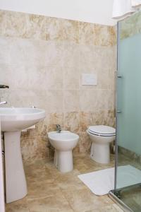 ein Bad mit einem Waschbecken und einem WC in der Unterkunft Terra D'Otranto in Uggiano la Chiesa