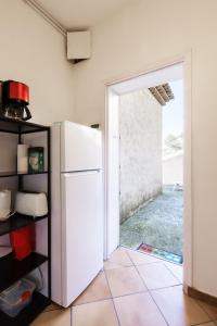 uma porta aberta para uma cozinha com um frigorífico em Observatoire em Nice