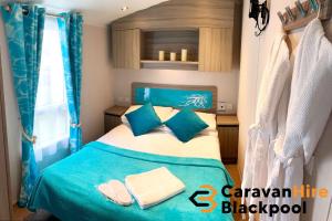 
A bed or beds in a room at Caravan Blackpool
