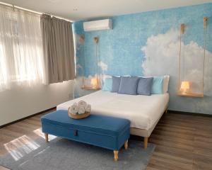 una camera con letto e parete blu di Francis B&B Superior a Trieste