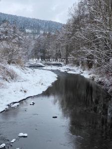 rzeka ze śniegiem po jej bokach w obiekcie U Tří pecek - Malenice w mieście Malenitz