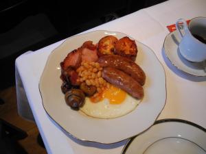 um prato de comida de pequeno-almoço numa mesa em Oakside Tree Tops em Canterbury