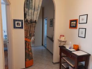 een hal met een tafel en een gordijn in een kamer bij Appartamento Centrale con garage in Asti