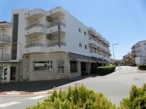 uma rua vazia em frente a um edifício em Hotel Can Català em L'Escala