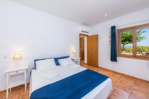 Ένα ή περισσότερα κρεβάτια σε δωμάτιο στο Finca Ca`n Jaumí, un paraíso con vista al mar y a la montaña +44 φωτογραφίες