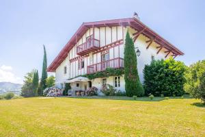 una casa grande con un patio grande en Chambres d'Hôtes Irazabala, en Espelette