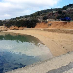 un cuerpo de agua con un camión en el fondo en Villa Jadranka Rab apartman Nick, en Rab