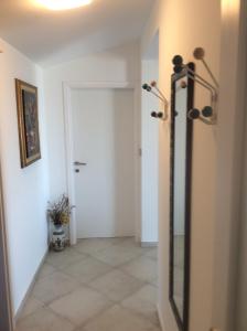 um corredor com um espelho num quarto em Villa Jadranka Rab apartman Nick em Rab