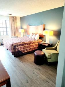 Een bed of bedden in een kamer bij Best Price Motel & Suites