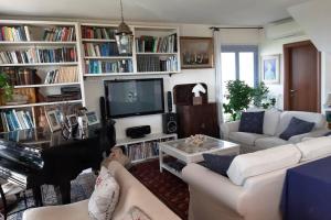 Televízia a/alebo spoločenská miestnosť v ubytovaní montecristo country house