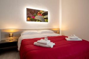 A bed or beds in a room at CasaTrapani Rooms & Apartments