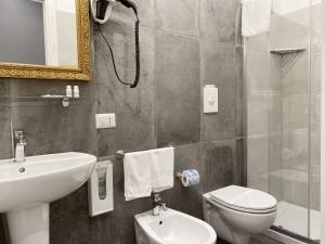 ein Bad mit einem Waschbecken, einem WC und einer Dusche in der Unterkunft Piazza Bovio 22 in Neapel