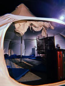 tenda con letto e sedie in camera di אוהל הזית a Maʼor