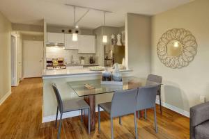 a kitchen and dining room with a glass table and chairs at Eclectic Downtown & Cap Hill King bed & Kitchen in Seattle