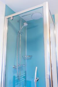 een douche met een glazen deur in de badkamer bij The Albatross in Panbride