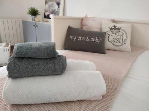 un mucchio di asciugamani seduti sopra un letto di Ceci's home - Few steps from Monaco WITH PARKING a Beausoleil