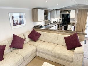 Gallery image of Auroras Dream Lodge - Hoburne Cotswolds Holiday Park in Cirencester