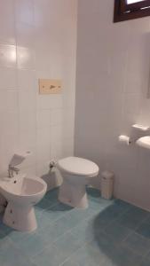 A bathroom at Bahari Beachfront Aparthotel Selinunte