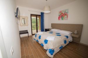 una camera con un letto con una coperta blu e bianca di Villa Sansivieri ad Agropoli