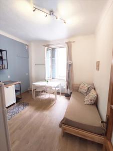 Habitación con cama, mesa y ventana en Ceci's home - Few steps from Monaco WITH PARKING, en Beausoleil