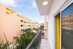 un balcone con vista su un edificio di Bubu Beach 3 a Los Cristianos