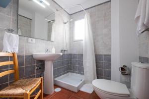 un bagno con lavandino, WC e doccia di Bubu Beach 3 a Los Cristianos Altre 25 foto