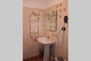 Appartamento IL QUADRIFOGLIO في Saint-Oyen: حمام مع حوض ومرآة