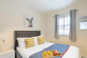 
a bedroom with a bed and a window at 2 Bedroom Town Centre Apartment in Cheltenham
