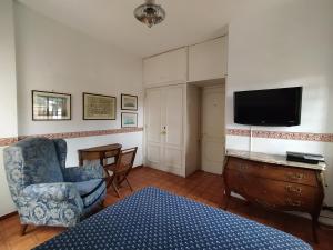 Televízia a/alebo spoločenská miestnosť v ubytovaní Attico Panoramico Vista Mare + 19 fotografií