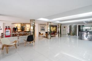 een grote witte lobby met stoelen en tafels bij Hotel Romimar 3* Sup in Punta del Este