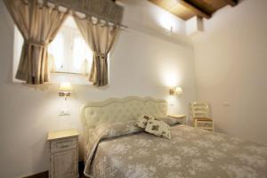 Schlafzimmer mit einem Bett und einem Fenster mit Vorhängen in der Unterkunft Navona Sweet Home in Rom