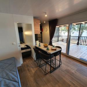 Posedenie v ubytovaní BIOGRAD MOBILE HOME OASIS