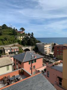 una vista de una ciudad con el océano en el fondo en Sea view with terrace, La Casa Di Christine, en Monterosso al Mare