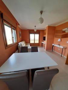 a meeting room with a white table and chairs at Lugomar in Reinante