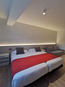1 dormitorio con 1 cama grande y 1 sofá en Seijo, en Vilalba