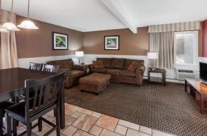 Posezení v ubytování Travelodge by Wyndham Traverse City MI