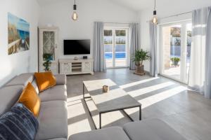 a living room with a couch and a tv at Villa Camelia in Tar