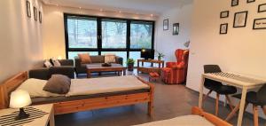 a room with a bed and a living room at Ferienwohnung Pulvermühlenteich in Seevetal