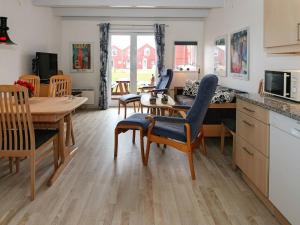 uma cozinha e sala de jantar com mesa e cadeiras em Apartment Hadsund em Øster Hurup
