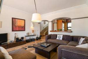 馬西尼古蒂的住宿－Villa Marta，客厅配有沙发和桌子