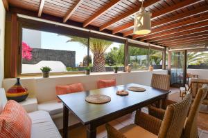 a dining room with a table and chairs at Villa Marta in Playa Blanca