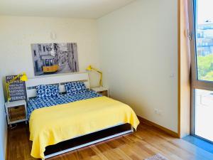 アズララにあるSea, Surf and Sunのベッドルーム1室(黄色のベッドカバー付)