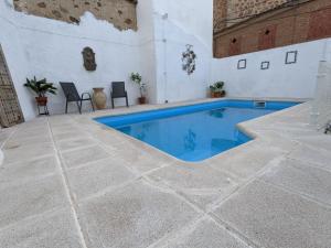 a swimming pool in the middle of a patio at Casa Rural Almenas del Cid in Almonacid de Toledo